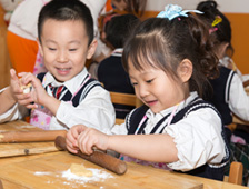 新天際幼兒園，老師正在給小甜心們上烹飪課